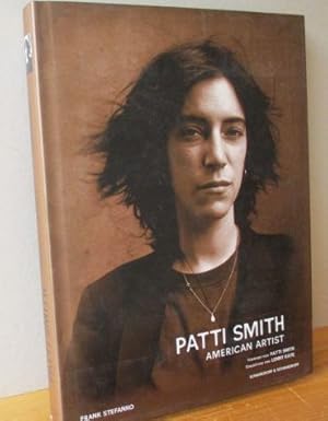 Bild des Verkufers fr PATTI SMITH - AMERICAN ARTIST Vorwort von PATTI SMITH , Einleitung von LENNY KAYE zum Verkauf von Versandantiquariat Gebraucht und Selten