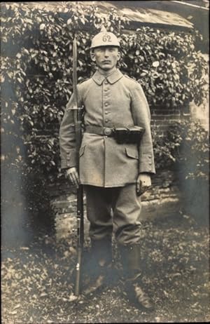 Foto Ansichtskarte / Postkarte Deutscher Soldat in Uniform, Standportrait, Pickelhaube, Bajonett,...