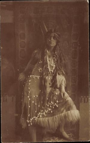 Foto Ansichtskarte / Postkarte Portrait Frau im Indianerkostüm, Indianerin