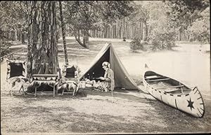 Foto Ansichtskarte / Postkarte Frau am Indianer-Boot, Zelt, Klappstühle, Hatty and Mac Deece