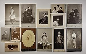 Bild des Verkufers fr 13 photographische Portraitaufnahmen von sieben Fotoateliers in Frankfurt am Main. zum Verkauf von Versandantiquariat Christine Laist