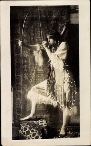 Foto Ansichtskarte / Postkarte Indianerin mit Bogen, Wild West Schauspiel, Theaterszene, Portrait