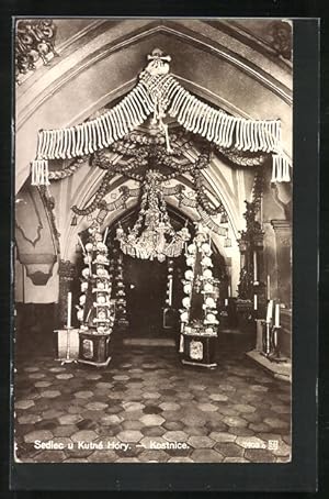 Bild des Verkufers fr Ansichtskarte Kuttenberg / Kutna Hora-Sedlec, Deckenschmuck aus Knochen zum Verkauf von Bartko-Reher