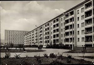 Ansichtskarte / Postkarte Halle Neustadt, Blick auf Plattenbauten, Hochhäuser, Auto