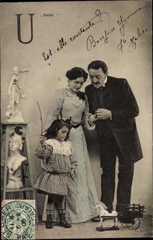 Ansichtskarte / Postkarte Familienbild, Eltern, Mädchen, Spielzeuge, U, Dada