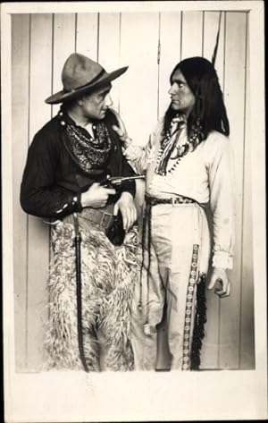 Foto Ansichtskarte / Postkarte Indianer, Cowboy mit Revolver, Halstuch, Hatty and Mac Deece