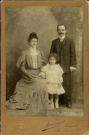 Bel ritratto di famiglia/Cabinet Fotografia aversano Via Duomo Napoli 1890ca.
