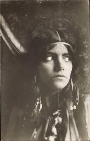 Foto Ansichtskarte / Postkarte Portrait einer Indianerin, Zöpfe, Feder, Hatty and Mac Deece