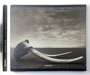 Bild des Verkufers fr Nella terra ferita. Nick Brandt. Contrasto 2013 zum Verkauf von UsoLibri