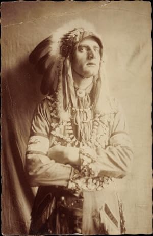 Foto Ansichtskarte / Postkarte Portrait eines Indianers, Federbusch, Schmuck, Hatty and Mac Deece