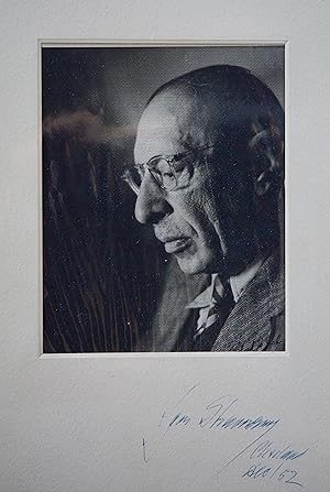 Image du vendeur pour Trs beau et grand portrait photographique ddicac d'Igor Stravinsky mis en vente par Traces Ecrites