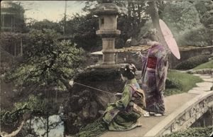 Ansichtskarte / Postkarte Japan, zwei Japanerinnen in traditioneller Tracht in japanischem Garten