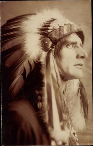 Foto Ansichtskarte / Postkarte Profilansicht eines Indianers, Federbusch, Hatty and Mac Deece