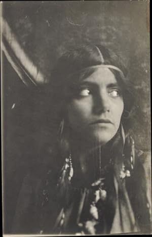 Foto Ansichtskarte / Postkarte Portrait einer Indianerin, Feder, Schmuck, Zöpfe, Hatty and Mac Deece