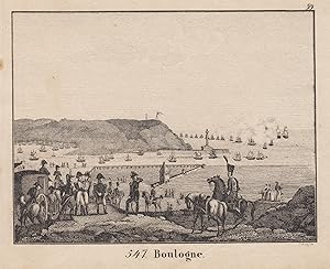 Napoleon steht auf einem Hügel mit Blick auf die Hafeneinfahrt, im Hintergrund ein Seegefecht.