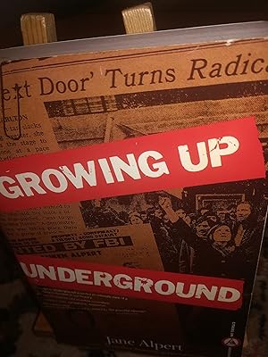 Bild des Verkufers fr Growing up Underground zum Verkauf von Verlag Robert Richter