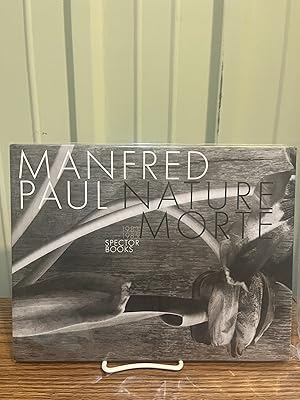 Image du vendeur pour Manfred Paul: Nature morte: 1983??1985 - Paul, Manfred [Photographer]; Nichols, Catherine [Translator]; Blume, Eugen [Contributor]; mis en vente par Big Star Books