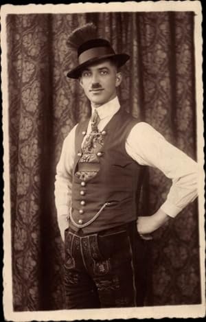 Foto Ansichtskarte / Postkarte Mann in bayrischer Tracht, Lederhose, Standportrait