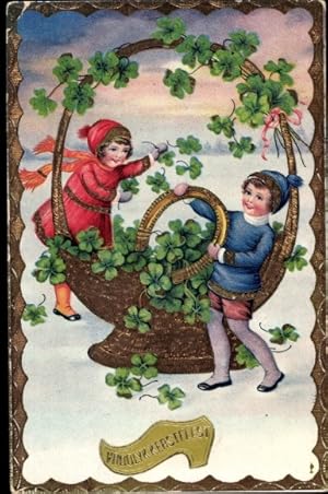 Ansichtskarte / Postkarte Mädchen und Junge mit Hufeisen, Korb gefüllt mit Kleeblättern