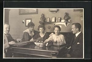 Foto-Ansichtskarte Familie am Tisch mit Schachspiel und Zither