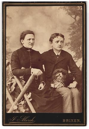 Immagine del venditore per Foto J. March, Brixen, Portrait Mutter mit ihrem Sohn und Hund auf dem Schoss im Atelier venduto da Bartko-Reher