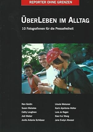 Bild des Verkufers fr berleben im Alltag. 10 Fotografinnen fr die Pressefreiheit. Reporter ohne Grenzen e.V. Berlin 2002. zum Verkauf von Lewitz Antiquariat