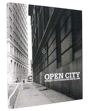 Bild des Verkufers fr Open City: Street Photographs since 1950 : With essays by Kerry Brougher and Russell Ferguson zum Verkauf von exlibris24 Versandantiquariat