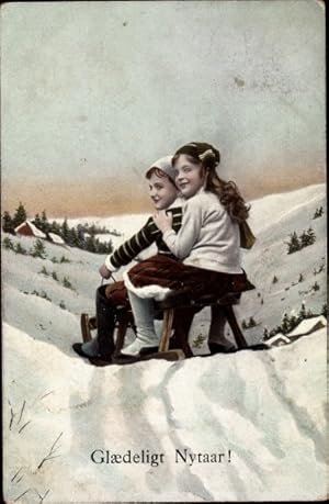 Ansichtskarte / Postkarte Glückwunsch Neujahr, Junge und Mädchen auf einem Schlitten