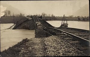 Foto Ansichtskarte / Postkarte Einsturz einer Eisenbahnbrücke bei Saalfelden?, Hochwasser