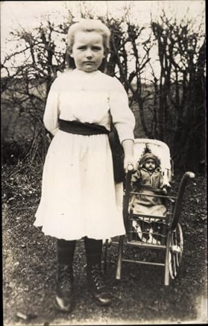 Foto Ansichtskarte / Postkarte Mädchen mit Puppe im Puppenwagen
