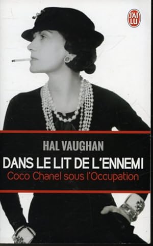 Image du vendeur pour Dans le lit de l'ennemi : Coco Chanel sous l'Occupation mis en vente par Librairie Le Nord