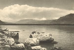 Bild des Verkufers fr Lago Villarica. Al fondo los volcanes Lanin y Quetrupilln zum Verkauf von Antiqua Print Gallery