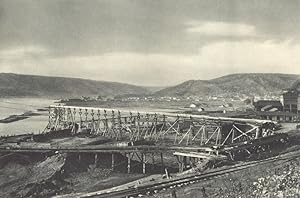 Bild des Verkufers fr Lebu. Puerto carbonero con el pueblo al fondo zum Verkauf von Antiqua Print Gallery