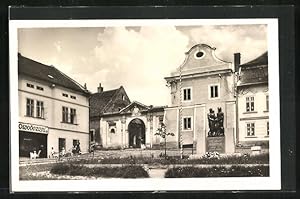 Ansichtskarte Zlutice, Platz mit Denkmal