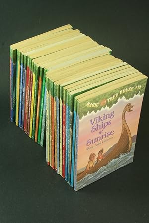 Imagen del vendedor de Magic Tree House Numbers 1, 2, 4-9, 11-28, 41 - total of 27 volumes. Illustrated by Sal Murdocca a la venta por Steven Wolfe Books