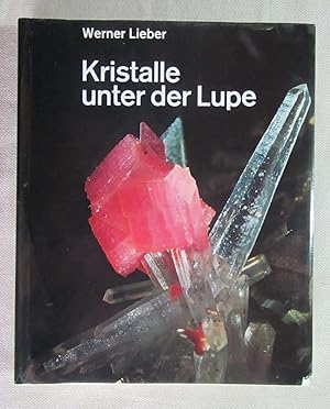 Bild des Verkufers fr Kristalle unter der Lupe. Kleine Kostbarkeiten in Farbe. Mit einem Geleitwort von Prof. Dr. Dr. h. c. Hugo Strunz. zum Verkauf von Antiquariat Hanfgarten