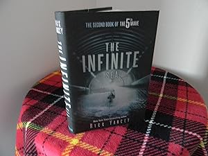 Immagine del venditore per The Infinite Sea: The Second Book of the 5th Wave venduto da Hall's Well Books