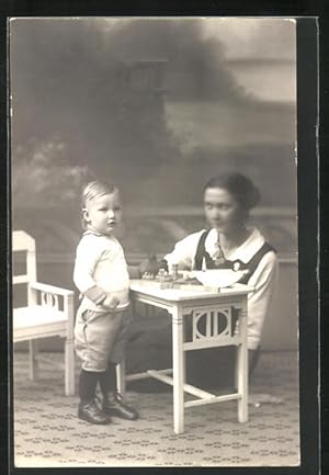 Bild des Verkufers fr Foto-Ansichtskarte Frau und Kleinkind spielen mit Holzspielzeug zum Verkauf von Bartko-Reher