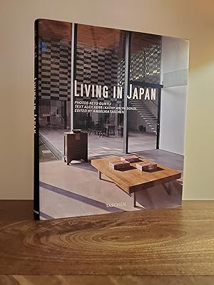 Living in Japan (English, German and French Edition) - LRBP