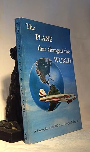 Bild des Verkufers fr THE PLANE THAT CHANGED THE WORLD. A Biography of The DC.3 zum Verkauf von A&F.McIlreavy.Buderim Rare Books