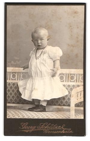 Bild des Verkufers fr Fotografie Georg Schtze, Grossenhain, Portrait niedliches Kleinkind im weissen Kleidchen zum Verkauf von Bartko-Reher