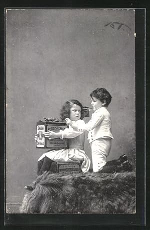 Bild des Verkufers fr Foto-Ansichtskarte Kinderpaar mit Kartons, Reklame fr Stemler Zwieback zum Verkauf von Bartko-Reher