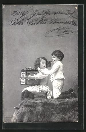 Bild des Verkufers fr Foto-Ansichtskarte Kinderpaar mit Kartons, Reklame fr Stemler Zwieback zum Verkauf von Bartko-Reher