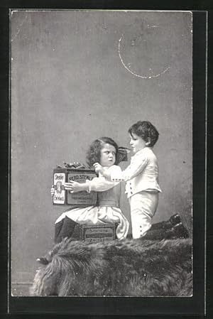 Bild des Verkufers fr Foto-Ansichtskarte Kinderpaar mit einem Karton, Reklame fr Stemler-Zwieback zum Verkauf von Bartko-Reher