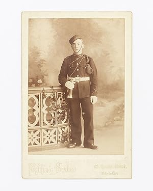 Bild des Verkufers fr A South Australian cabinet card photograph of a man in military uniform holding a bugle zum Verkauf von Michael Treloar Booksellers ANZAAB/ILAB