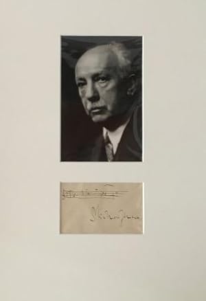 Eigenhändiges Notenzitat mit Unterschrift "Dr. Richard Strauss" und Fotografie von Fayer/Wien, zu...