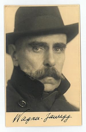 Bild des Verkufers fr Portraitpostkarte mit eigenh. U. zum Verkauf von Antiquariat INLIBRIS Gilhofer Nfg. GmbH