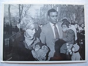 Imagen del vendedor de Garry Winogrand A Celebration Light Gallery Dec 5 - Jan 12 Exhibition invite postcard a la venta por ANARTIST