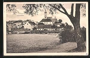 Ansichtskarte Príbor, Teilansicht unterm Baum gegen Wohnhäuser und Kirche