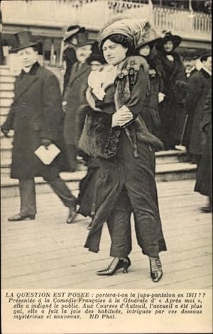 Ansichtskarte / Postkarte La Question est Posee, la Jupe Pantalon en 1911, Frau im Hosenanzug mit...